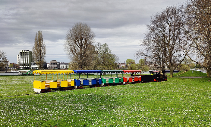 Die Bimmelbahn im Kölner Rheinpark.